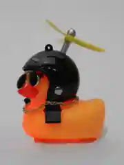 Угольный игрушка утка в шлеме и очках с пропеллером, в машину