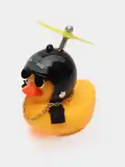 Угольный игрушка утка в шлеме и очках с пропеллером, в машину