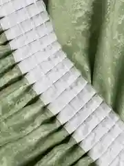 Салатовый шторы с тюлем, короткие, разные цвета, высота 170 см, ширина штор 140+140 см
