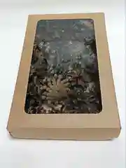 Коричневый шишки сосновые