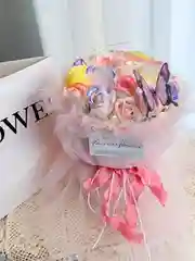 Конфетный букет из мыльных роз, 19 шт, в воздушной упаковке, со светом