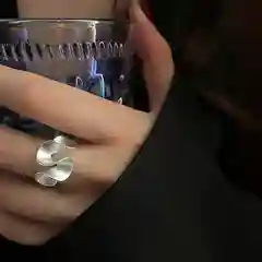 Молочный кольцо винтажное "Волна", акриловое