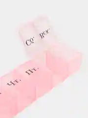 Розовый таблетница на неделю, с цепочкой, русские буквы, 7 отделений