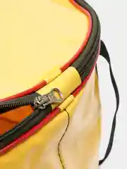 Желтый ведро для рыбалки