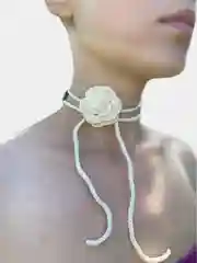 Кремовый чокер с розой/пионом