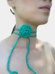 Зеленый чокер с розой/пионом