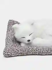 Белый спящий щенок, для машины