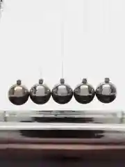 Алый кинетический маятник игрушка-антистресс Шары Ньютона