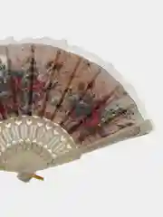 Бежевый веер с кольцом