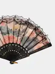 Кремовый веер с кольцом