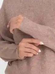 Бежевый джемпер женский, летучая мышь