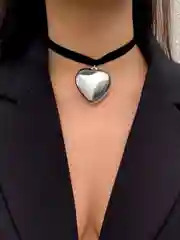 Серебряный чокер  на шею из бархата  с подвеской сердце