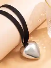 Серебряный чокер  на шею из бархата  с подвеской сердце