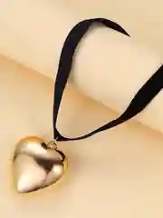 Золотой чокер  на шею из бархата  с подвеской сердце