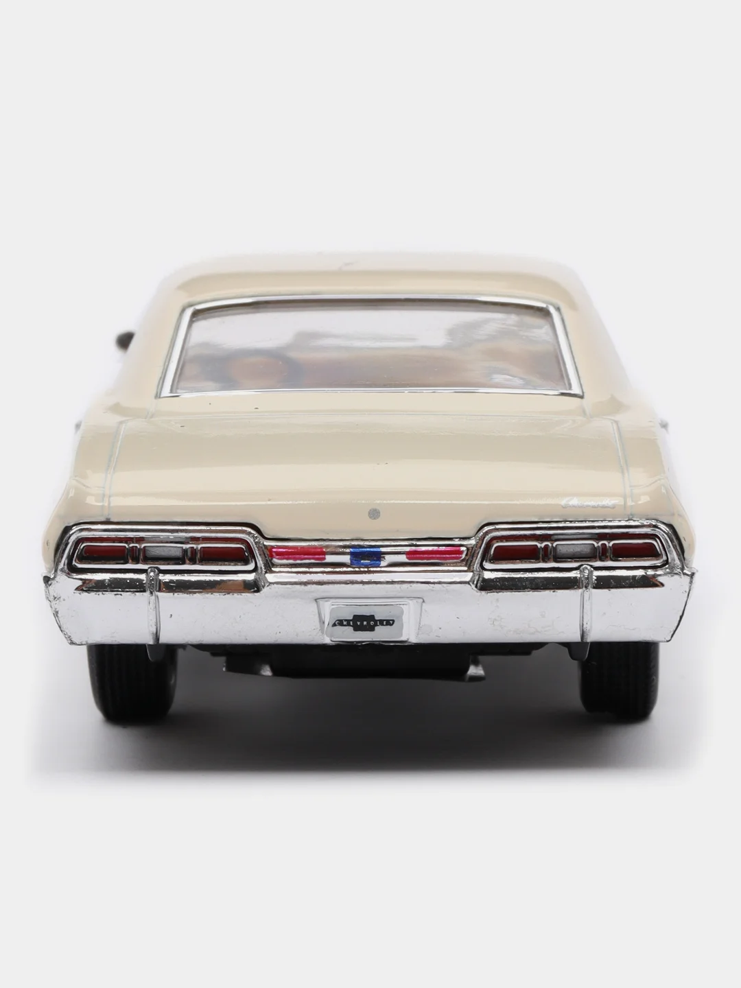 Бежевый машина металлическая Kinsmart Chevrolet Impala 1967. 1:43 KT5418D