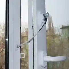Блокиратор для окон и раздвижных дверей, цвет белый