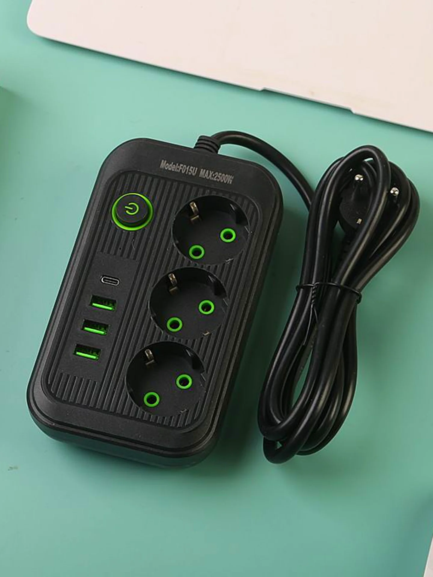 Белый сетевой фильтр- удлинитель с 3 розетками, 3 USB портами и 1 Type-C