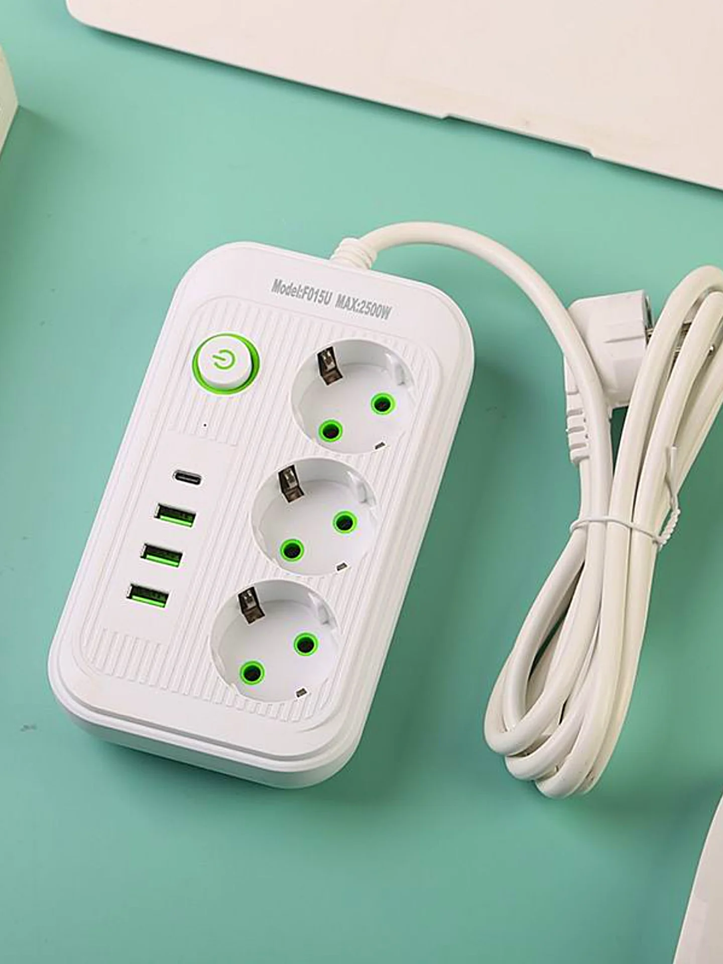 Белый сетевой фильтр- удлинитель с 3 розетками, 3 USB портами и 1 Type-C