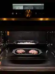Красный микроволновый контейнер с крышкой 2 в 1 MIKU
