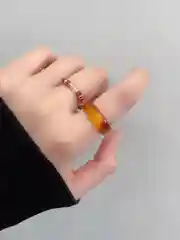 Хаки набор колец из смолы и бусин, 2 штуки