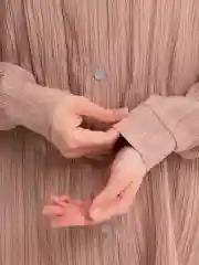 Бежевый женский брючный костюм: штаны с рубашкой, ткань жатка