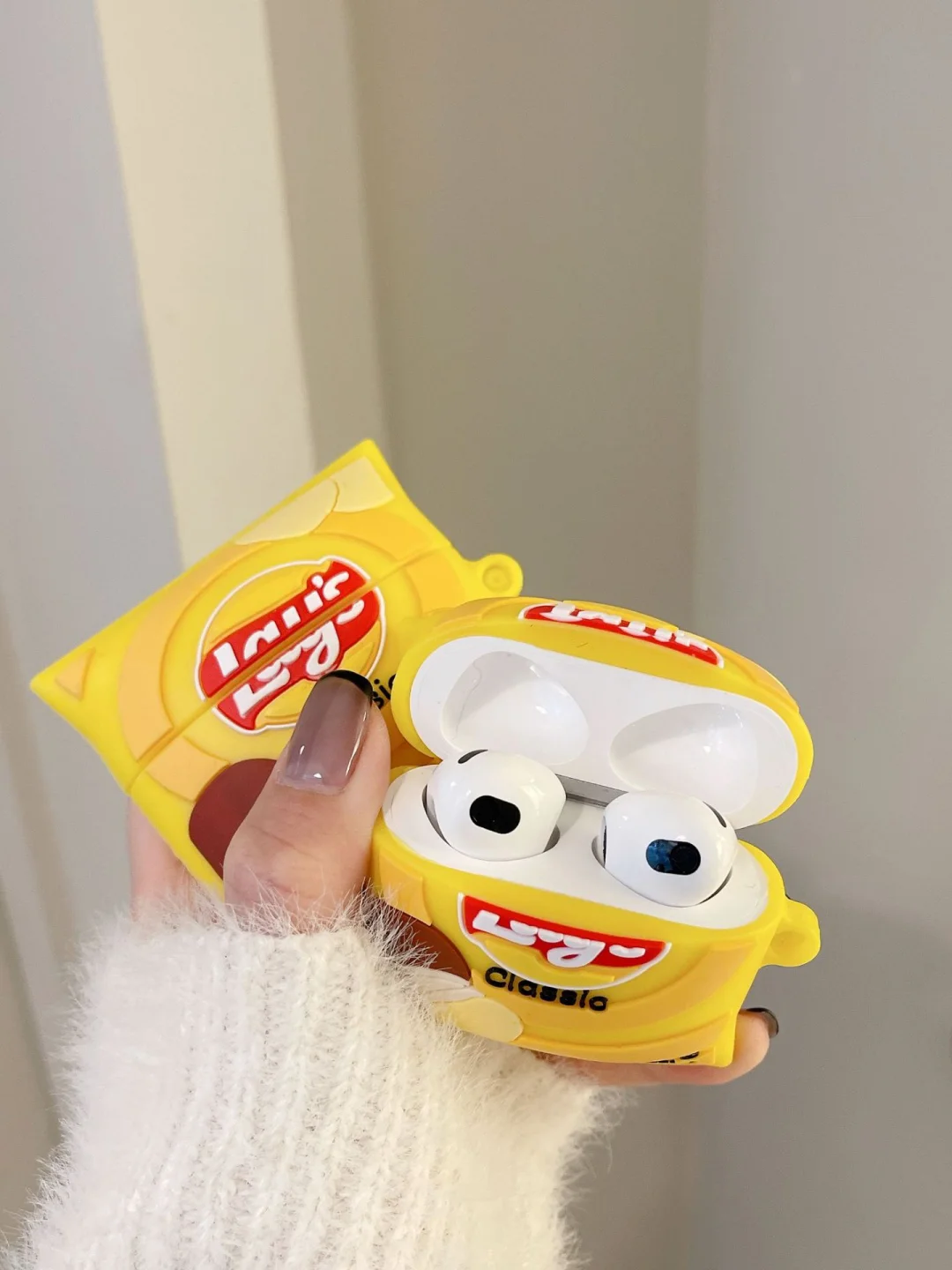 Желтый чехол для беспроводных наушников Apple AirPods 1 / 2 / 3 / Pro (Аирпод)