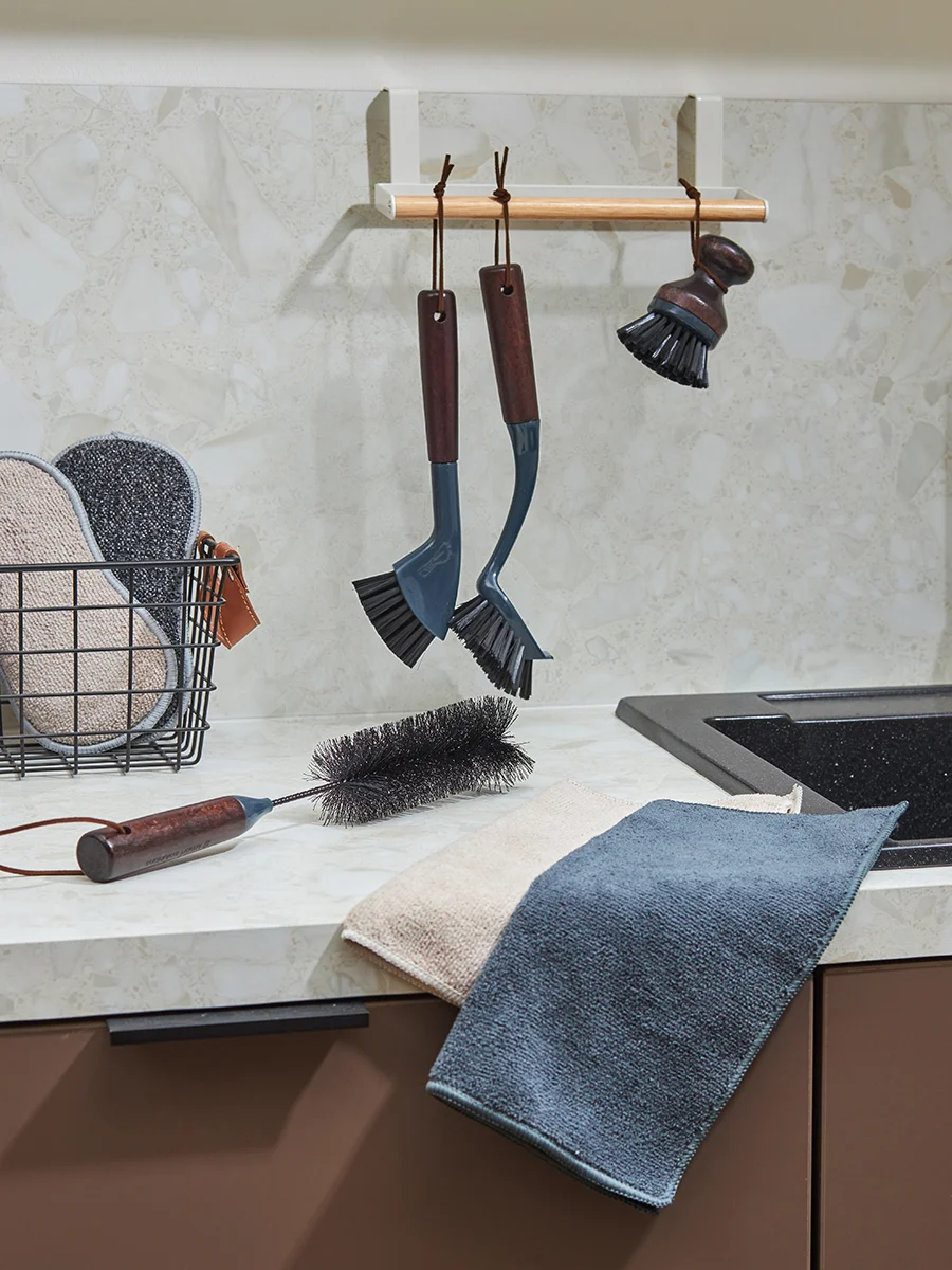 Щетка для мытья посуды с ручкой Cleans 24 см