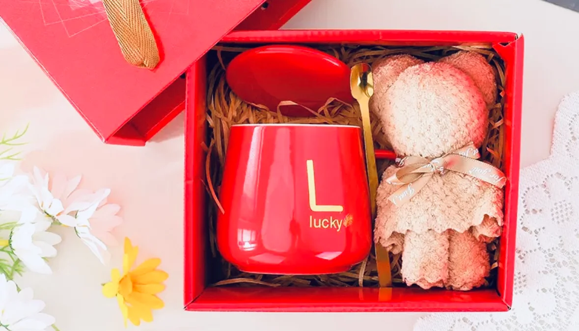 Кружка "Lucky" керамическая с крышкой, ложкой и полотенцем в форме мишки, 350 мл