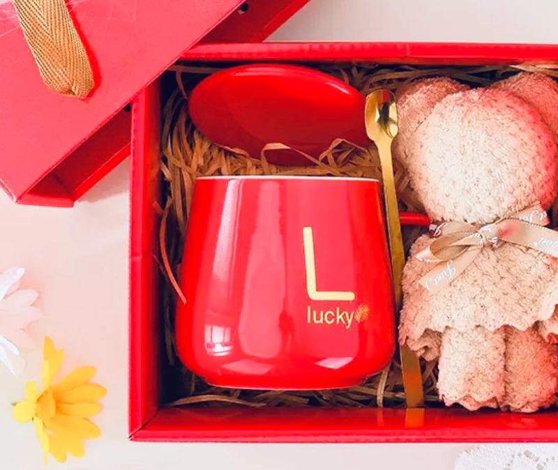 Кружка "Lucky" керамическая с крышкой, ложкой и полотенцем в форме мишки, 350 мл