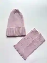 Конфетный шапка со снудом демисезонная