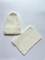 Молочный шапка со снудом демисезонная