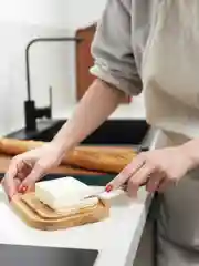 Масленка для сливочного масла стеклянная с бамбуковым основанием 18х14х6 см