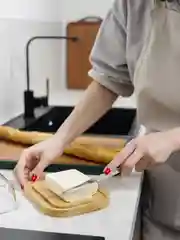Масленка для сливочного масла стеклянная с бамбуковым основанием 18х14х6 см