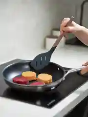 Лопатка-шумовка силиконовая кулинарная с прорезями 32 см SmartChef капучино-графит