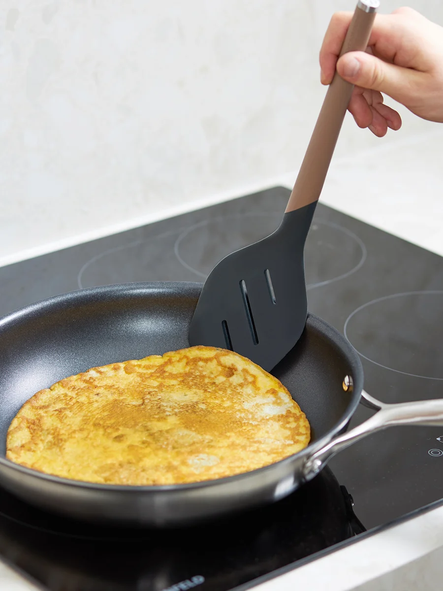 Лопатка-шумовка силиконовая кулинарная с прорезями 32 см SmartChef капучино-графит