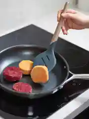 Лопатка-шумовка силиконовая кулинарная с прорезями 32 см SmartChef капучино-графит