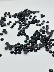 Черный кабошоны ,половинки бусины под  жемчуг ,полубусины,  в упаковке 30 грамм