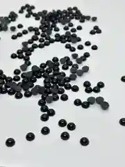 Черный кабошоны ,половинки бусины под  жемчуг ,полубусины,  в упаковке 30 грамм