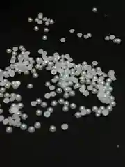 Белый кабошоны ,половинки бусины под  жемчуг ,полубусины,  в упаковке 30 грамм