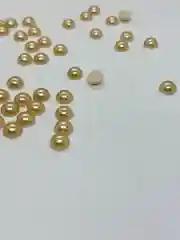 Карамельный кабошоны ,половинки бусины под  жемчуг ,полубусины,  в упаковке 30 грамм