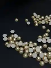 Песочный хаки кабошоны ,половинки бусины под  жемчуг ,полубусины,  в упаковке 30 грамм