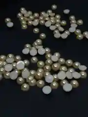 Песочный хаки кабошоны ,половинки бусины под  жемчуг ,полубусины,  в упаковке 30 грамм