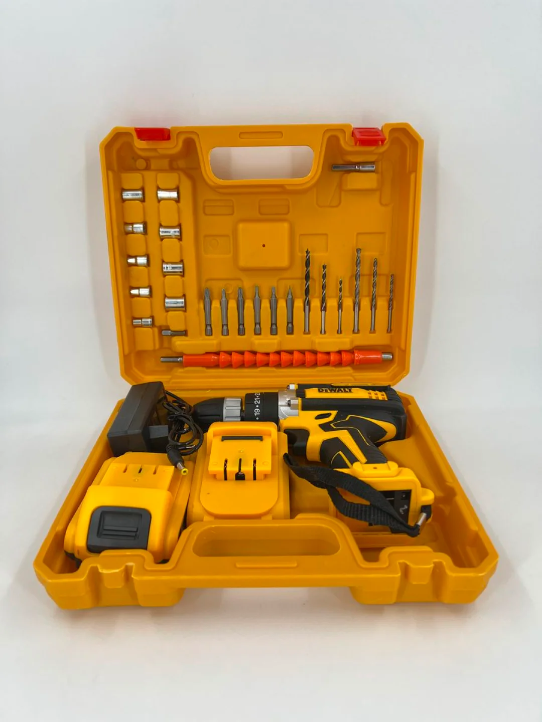 Желтый дрель-шуруповерт аккумуляторный DeWalt, 21V / 48V с набором инструментов
