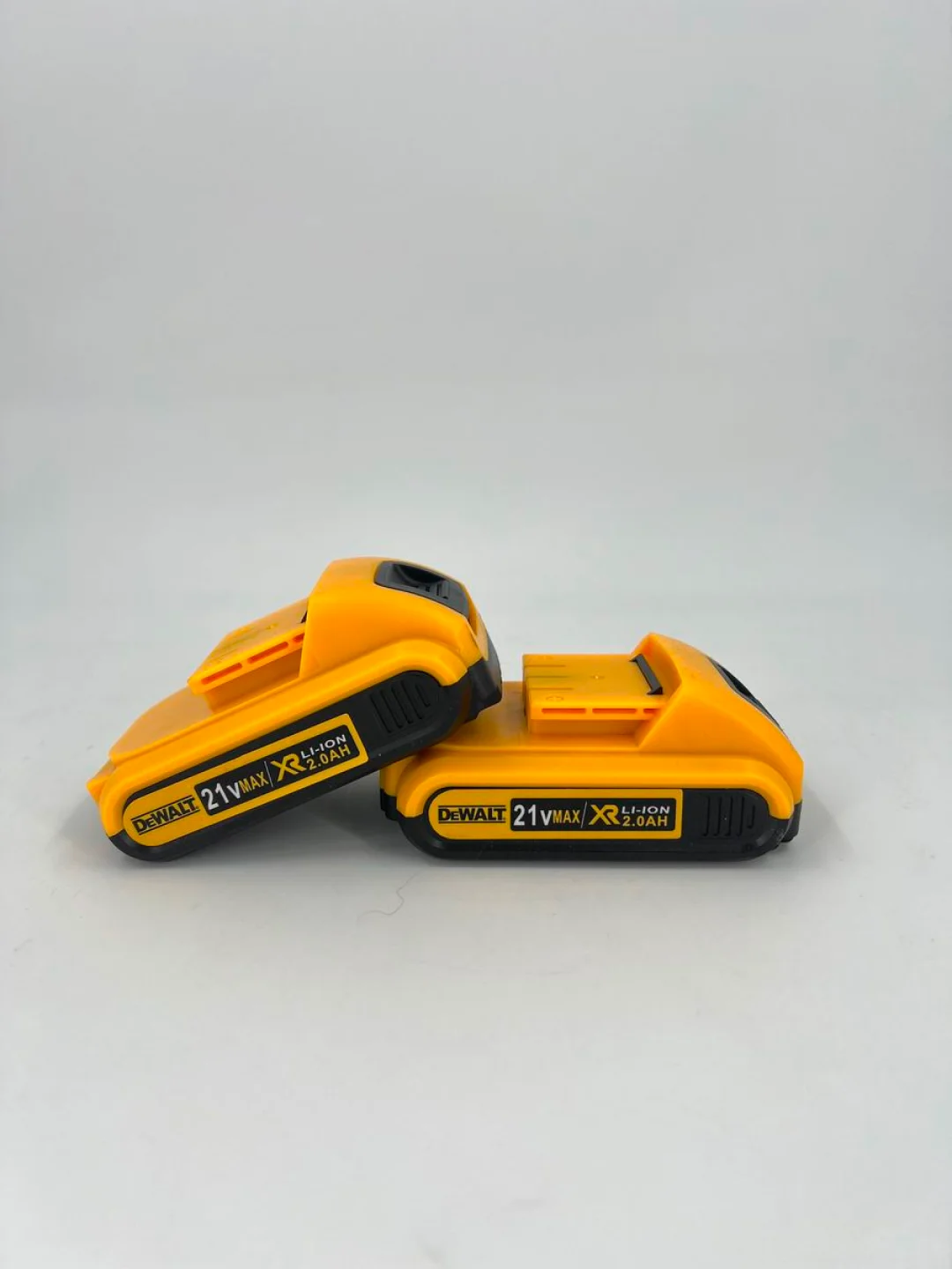 Желтый дрель-шуруповерт аккумуляторный DeWalt, 21V / 48V с набором инструментов