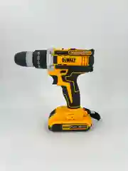 Желтый дрель-шуруповерт аккумуляторный DeWalt, 21V / 48V с набором инструментов