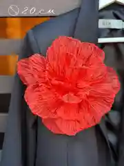 Красный брошь цветок из ткани