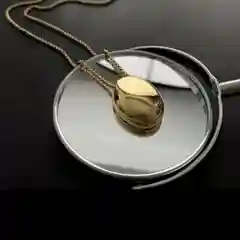 Длинное колье с подвеской капля золотого цвета