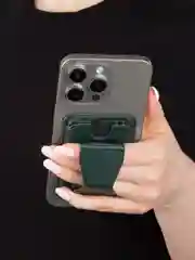 Тёмно-зелёный картхолдер-подставка MagSafe Wallet для iPhone кожаный магнитный BROSCORP карман-кошелек