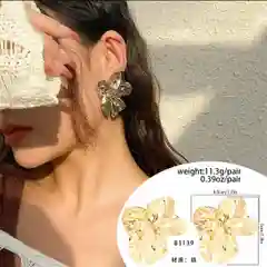 Женские серьги мятые в форме цветка металлические