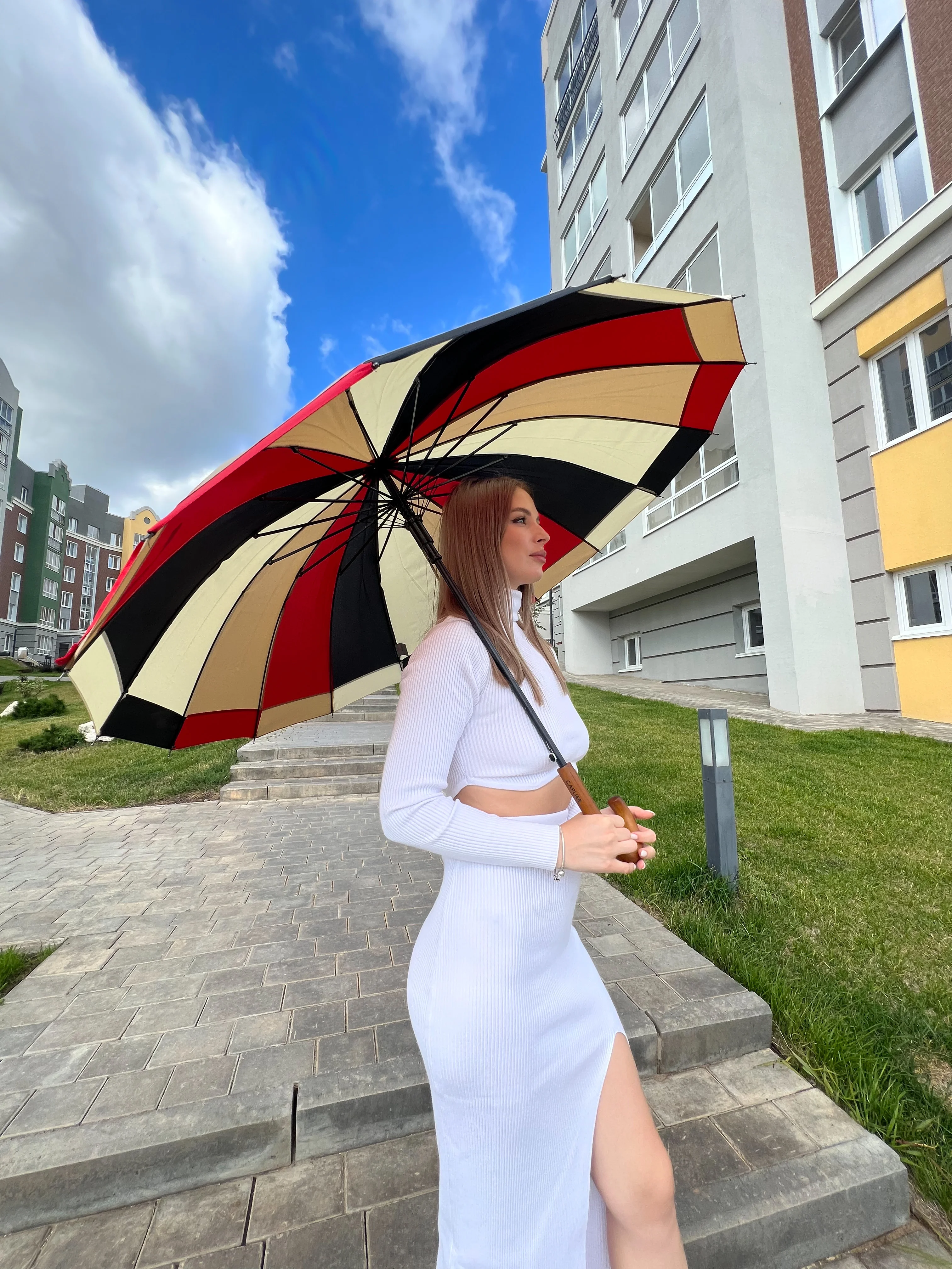 Красный зонт-трость разноцветный, с деревянной ручкой, диаметр 106 см, 16 спицы, антиветер